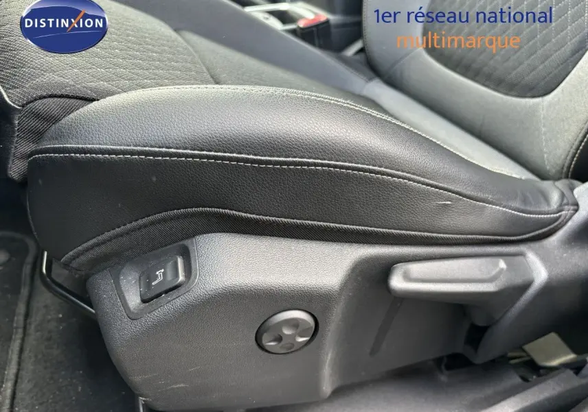 Détail du siège avant conducteur noir en cuir et tissu de l'Opel Grandland X 2019 avec commandes de réglage manuel.