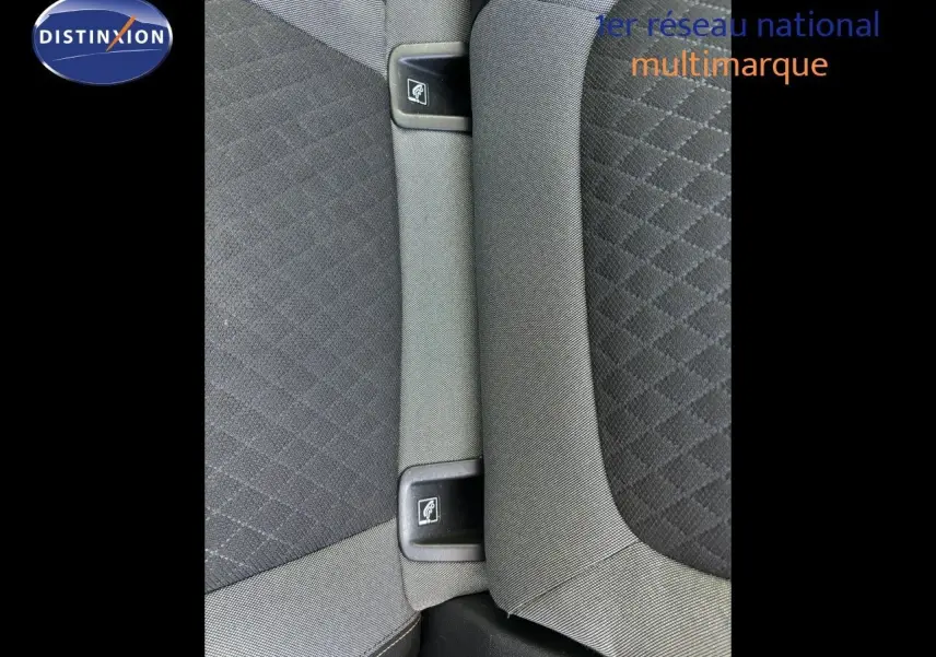 Gros plan sur les boutons ISOFIX noirs intégrés entre les sièges arrière en tissu gris et noir de l'Opel Grandland X 2019.