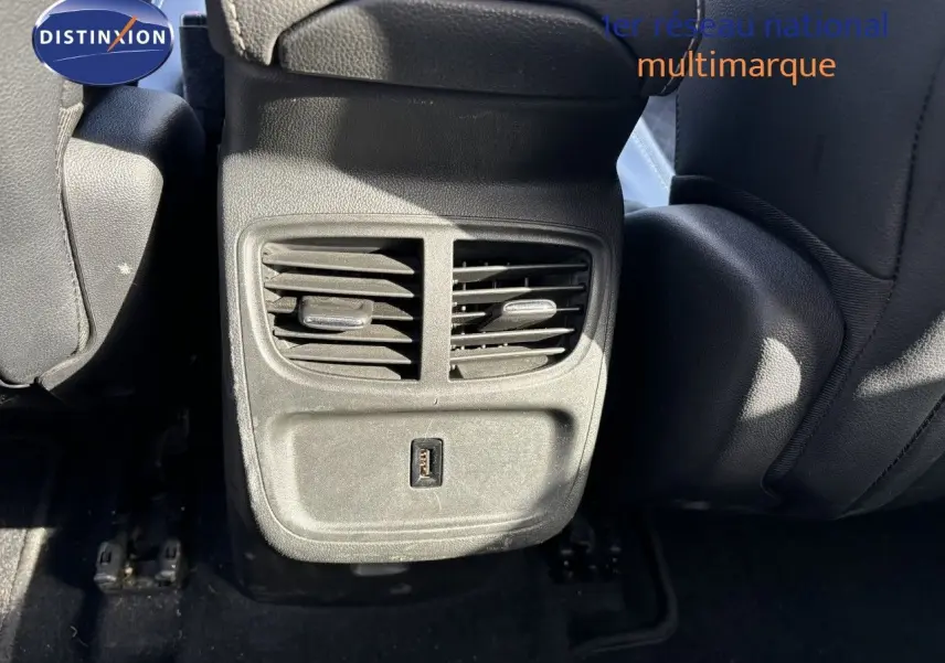 Vue rapprochée des aérateurs arrière et port USB entre les sièges noirs d'un Opel Grandland X 2019.