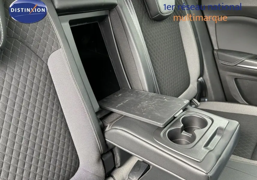 Détail de l'accoudoir central arrière ouvert avec tablette et porte-gobelets sur les sièges tissu gris de l'Opel Grandland X noir.