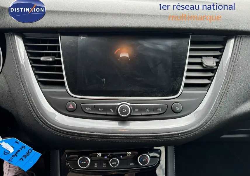 Tableau de bord de l'Opel Grandland X noir 2019, vue centrée sur l'écran tactile et commandes climatisation.