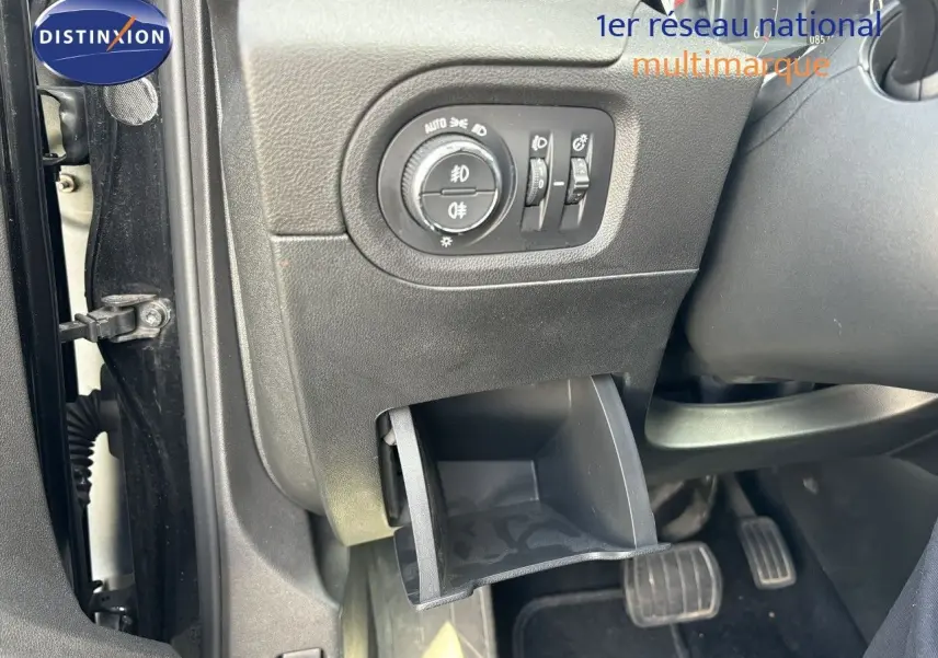 Détail de la commande d'éclairage et rangement ouvert côté gauche du tableau de bord noir d'un Opel Grandland X 2019.
