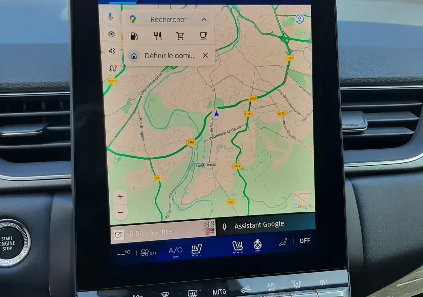 Écran tactile central affichant la navigation GPS dans l'habitacle gris du Renault Symbioz 2024.