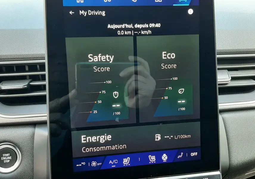 Écran tactile central affichant les scores Safety et Eco dans l'habitacle gris du Renault Symbioz 2024.