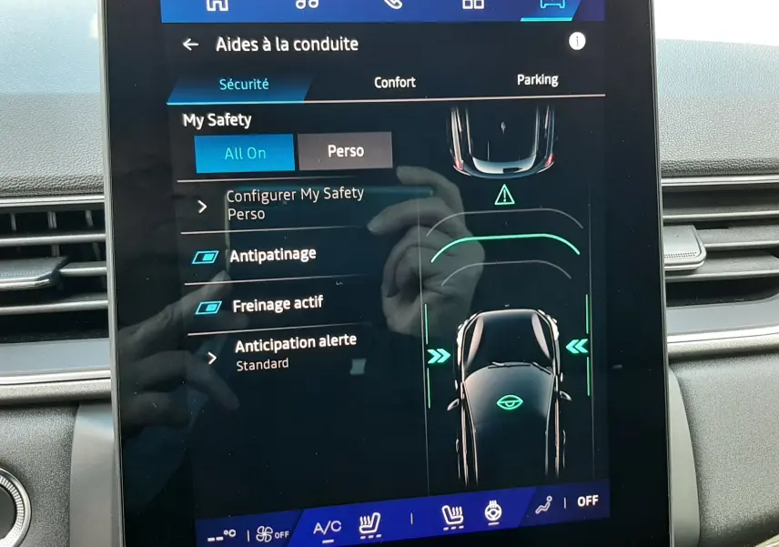 Écran tactile central du Renault Symbioz 2024 affichant les aides à la conduite et la sécurité intérieure.