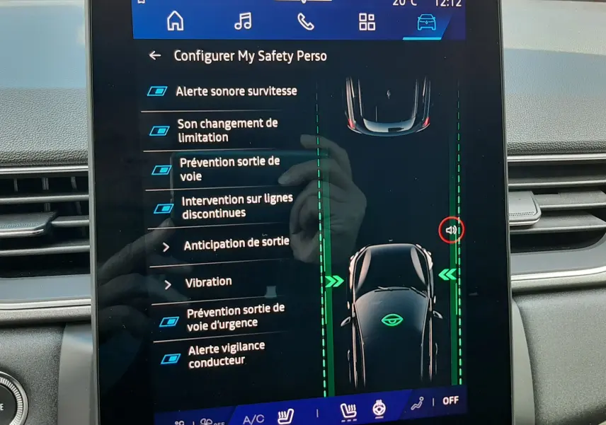 Écran tactile central du Renault Symbioz 2024 affichant les options de sécurité personnalisables en intérieur gris.
