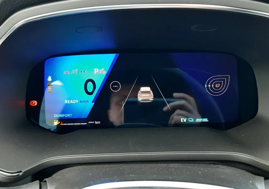 Tableau de bord numérique de la Renault Symbioz gris Rafale, affichant vitesse à 0 km/h et mode confort.