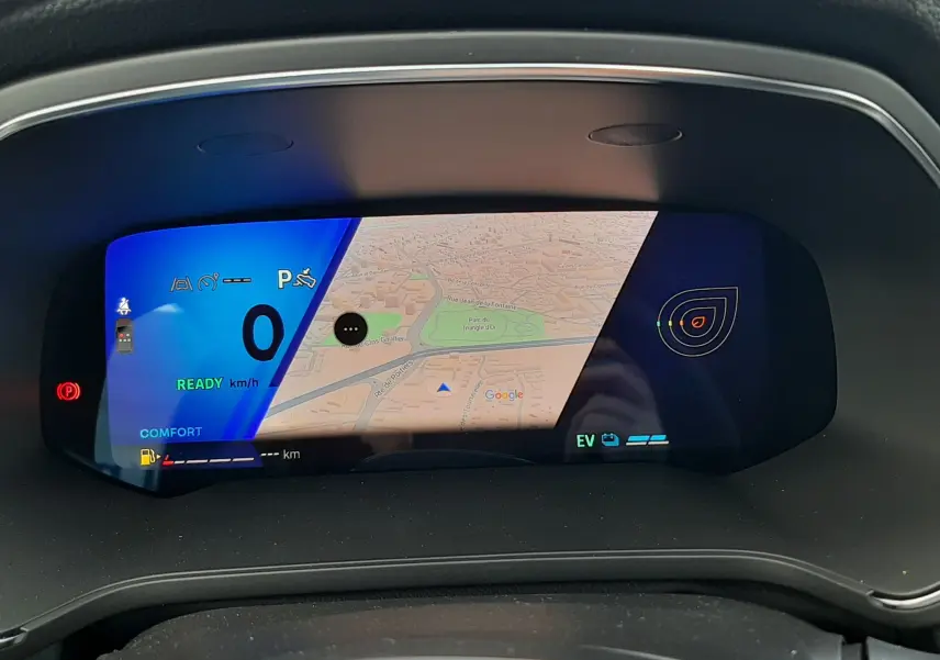 Tableau de bord numérique du Renault Symbioz 2024 affichant la navigation et les indicateurs de conduite en mode hybride.