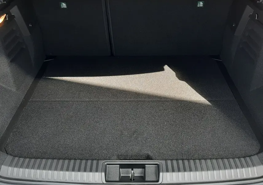 Coffre ouvert en vue arrière d'une Renault Symbioz gris Rafale 2024, montrant un espace de chargement propre et spacieux.