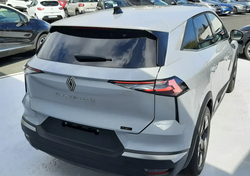 Vue 3/4 arrière droite du Renault SYMBIOZ gris Rafale 2024, avec feux arrière LED et vitres teintées.