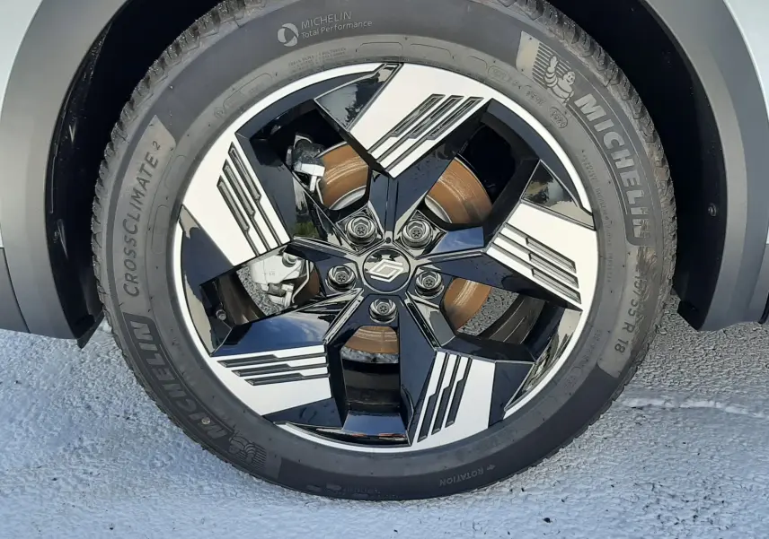 Gros plan sur la roue avant droite du Renault Symbioz gris Rafale, jante noire et blanche au design géométrique.