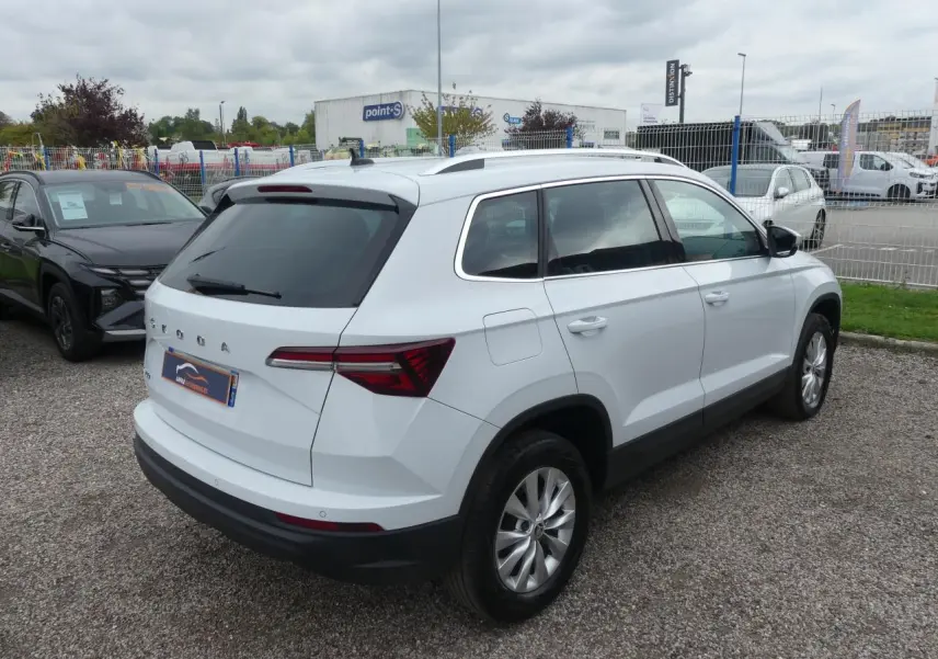 SUV SKODA KAROQ blanc vu de trois quarts arrière droit avec vitres teintées et jantes alliage 17 pouces