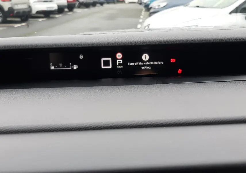 Vue intérieure du tableau de bord numérique de la Citroën C3 Aircross hybride 2025, affichant la vitesse et les alertes.