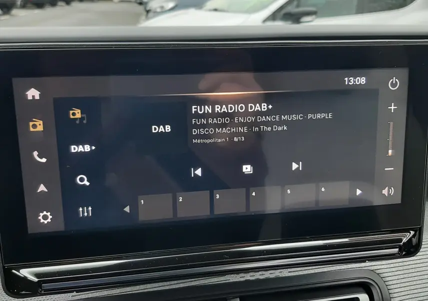 Vue rapprochée de l’écran tactile multimédia du Citroën C3 Aircross 2025 affichant la radio DAB+ en intérieur.