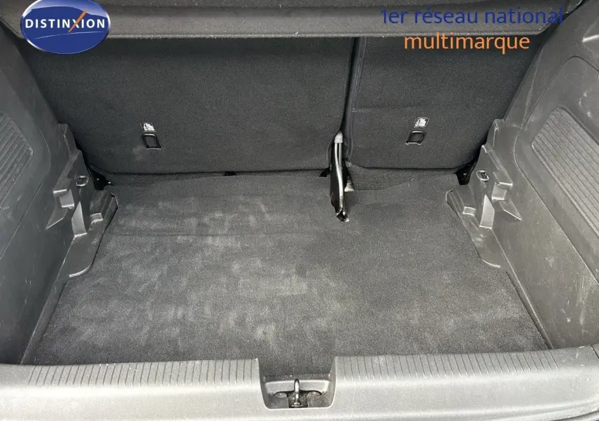 Coffre ouvert d'un Opel Crossland X gris pierre de lune métal, vue plongeante sur l'espace de chargement vide.