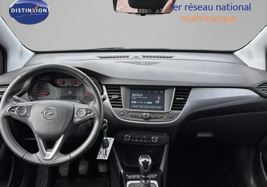 Vue intérieure frontale du tableau de bord et volant noir de l'Opel Crossland X gris Pierre de Lune édition 2020.