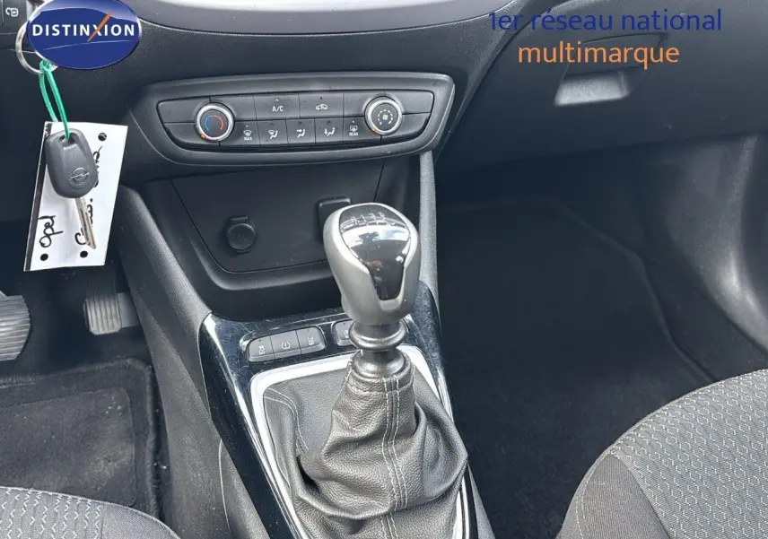 Le levier de vitesses manuel et la console centrale d'une Opel Crossland X 2020, avec commandes de climatisation visibles.