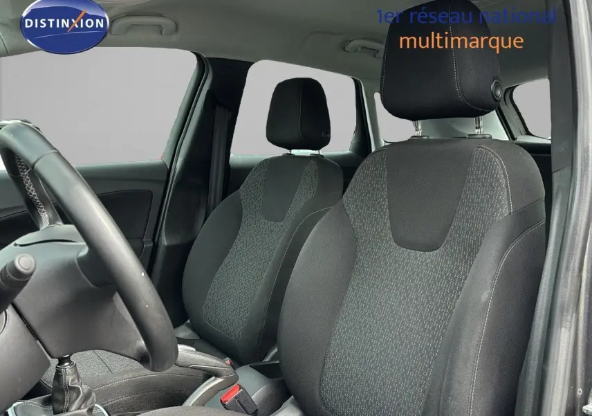 Intérieur de l'Opel Crossland X 2020 montrant les sièges avant en tissu gris et le volant côté gauche.