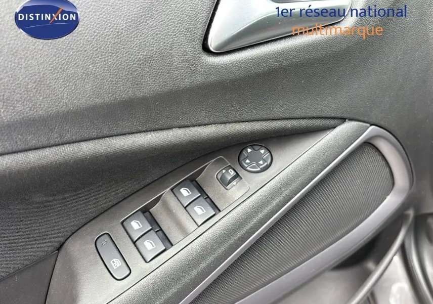 Panneau de porte côté gauche de l'Opel Crossland X gris Pierre de Lune, avec commandes des vitres et rétroviseurs.