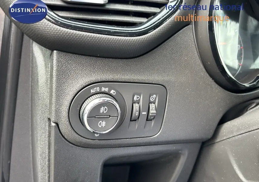 Gros plan sur les commandes d'éclairage intérieures de l'Opel Crossland X gris pierre de lune, côté gauche du tableau de bord.