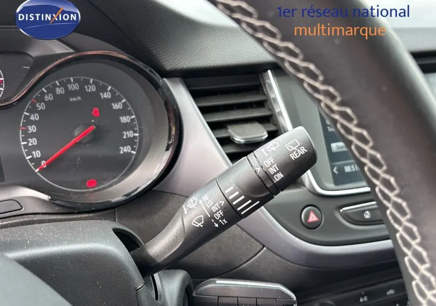 Gros plan sur la manette d’essuie-glace côté droit du tableau de bord d’un Opel Crossland X gris Pierre de Lune 2020.