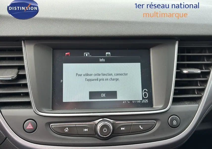 Écran multimédia central de l’Opel Crossland X 2020 avec message de connexion d’appareil, entouré de commandes grises.