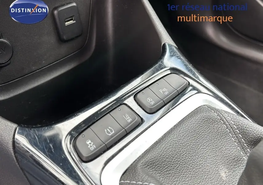 Gros plan sur les commandes de sécurité et assistance au conducteur dans l'habitacle d'un Opel Crossland X gris pierre de lune métal.