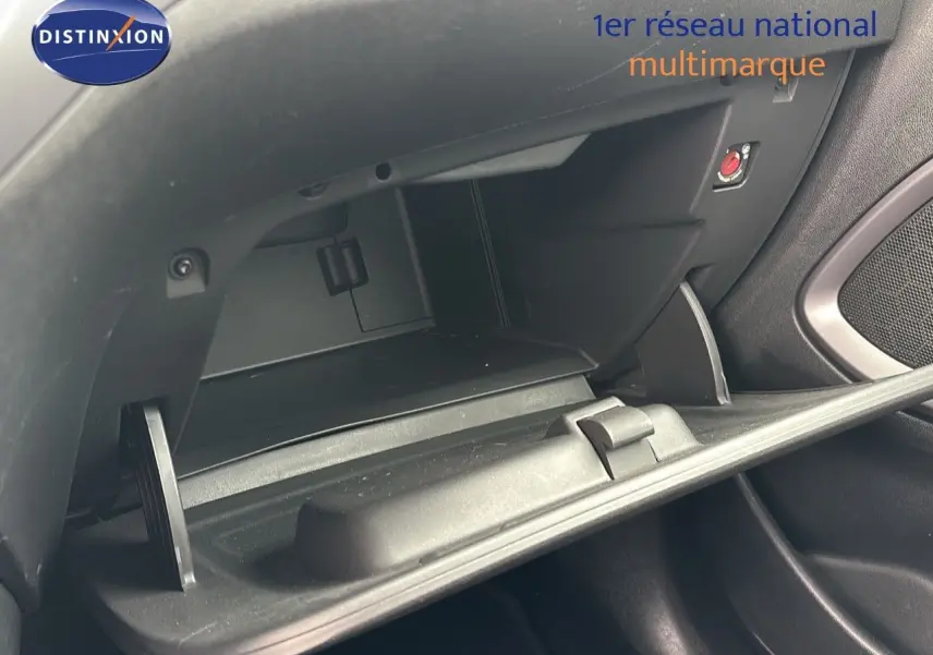 Gant de rangement ouvert côté passager dans l'habitacle d'une Opel Crossland X gris Pierre de Lune métal.