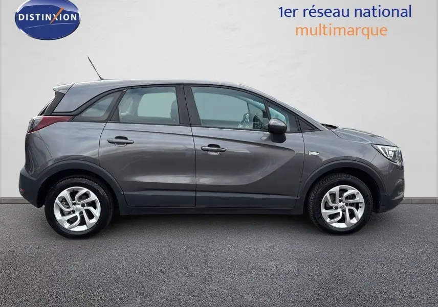 Profil côté gauche d'un Opel Crossland X gris Pierre de Lune métal, compact et moderne, sur fond neutre.