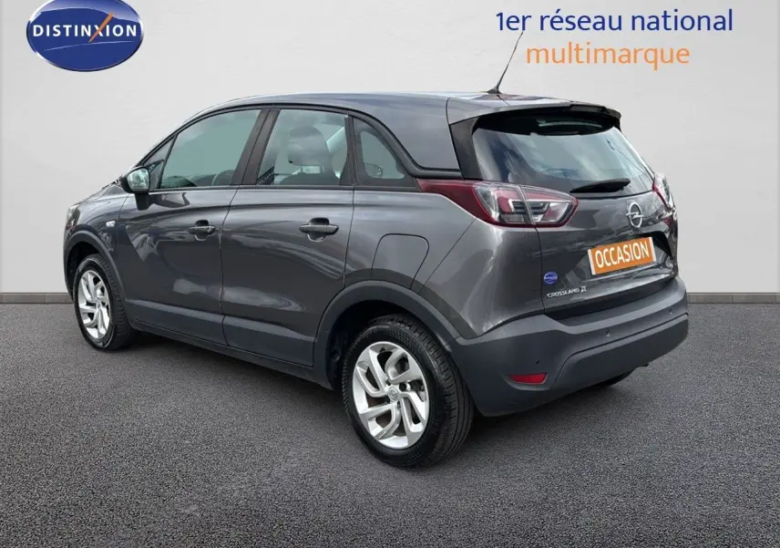 Opel Crossland X gris Pierre de Lune métal en vue 3/4 arrière droit, avec jantes alliage et feux LED distinctifs.