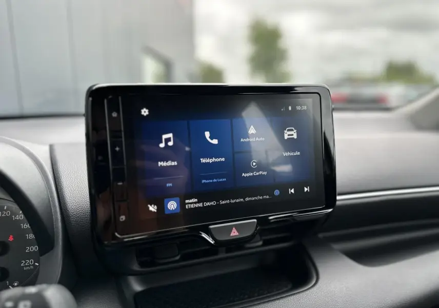 Écran tactile central de la Toyota Yaris 2025 affichant Apple CarPlay et Android Auto dans un intérieur noir.