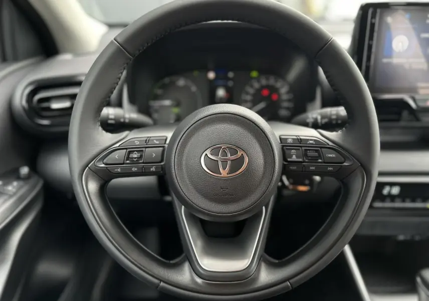 Volant en cuir noir de la Toyota Yaris Hybride 2025, vue frontale centrée sur les commandes multifonctions.