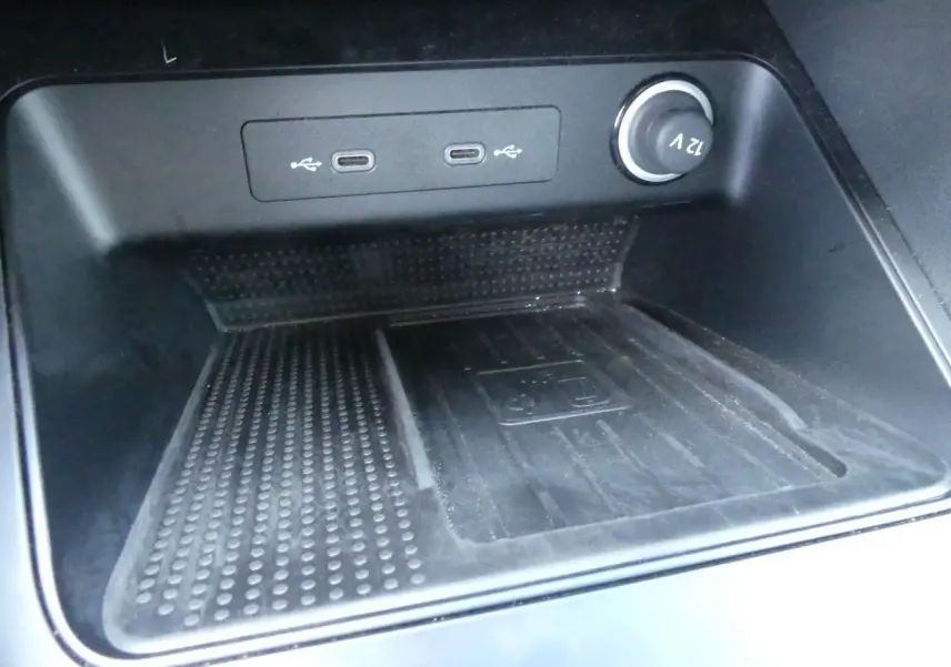 Gros plan sur la connectivité avec deux ports USB-C et prise 12V dans le compartiment avant du SEAT Ateca gris clair 2023.