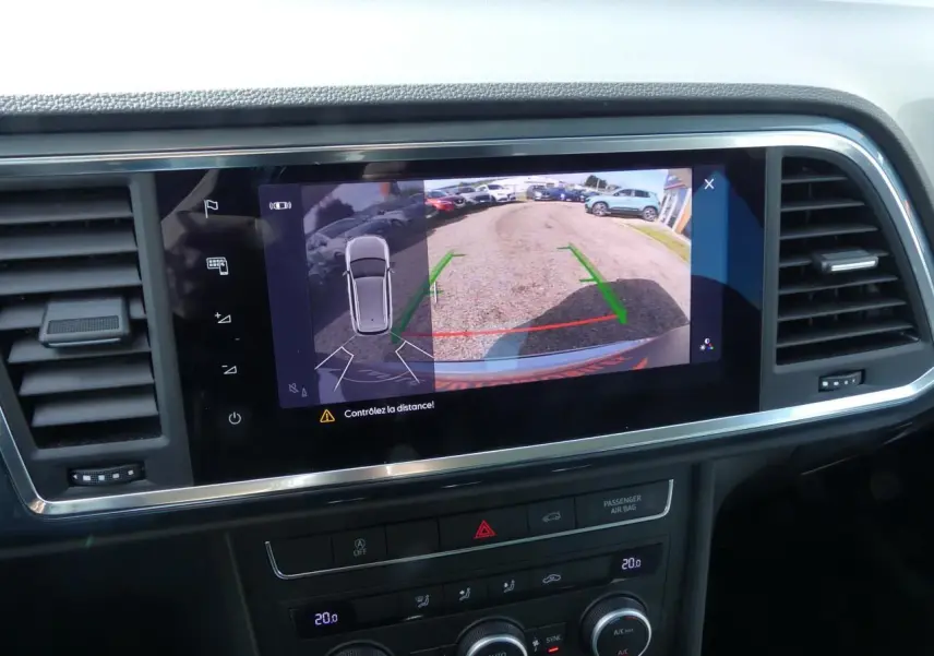 Écran central du SEAT Ateca 2023 montrant la caméra de recul avec guidage de trajectoire et alertes de distance.