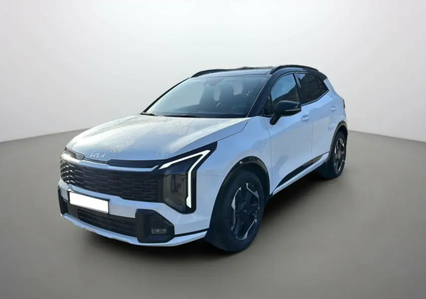 KIA SPORTAGE blanc nacré toit noir en 3/4 avant droit, avec feux avant LED en forme de L et jantes alu noires.