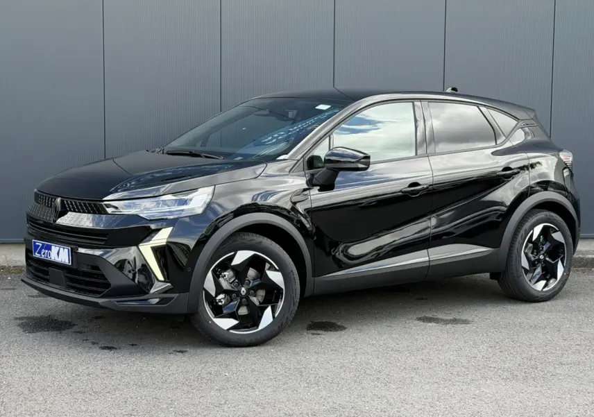 Vue 3/4 avant droite du Renault Captur 2026 noir étoilé avec jantes aluminium 18 pouces et vitres surteintées.