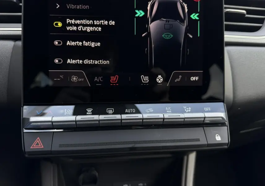 Vue rapprochée de l’écran tactile et des commandes climatisation du tableau de bord du Renault Captur noir étoile 2026.