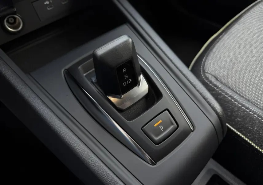Gros plan sur la console centrale et levier de vitesses automatique du Renault Captur 2026, intérieur gris et noir.