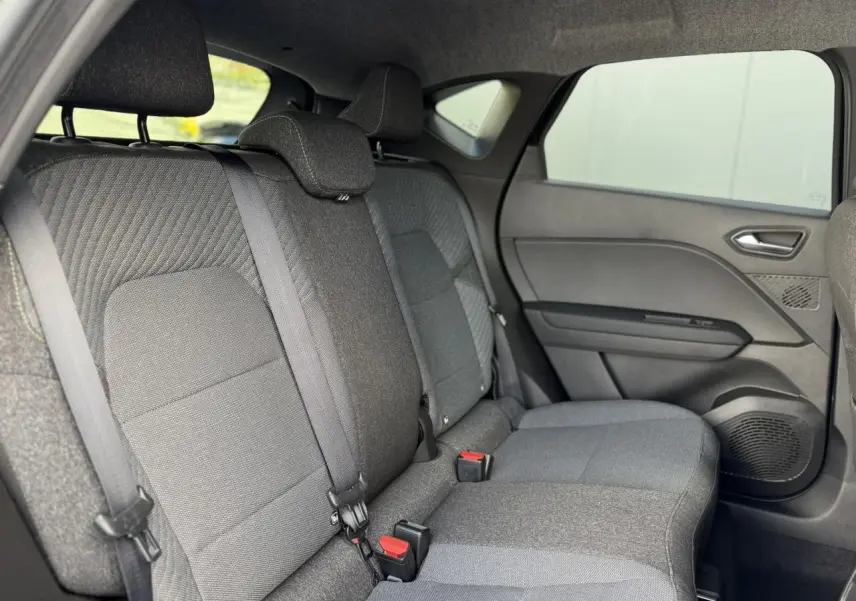 Vue intérieure côté droit des sièges arrière gris foncé du Renault Captur 2026 avec ceintures de sécurité et appuie-têtes.