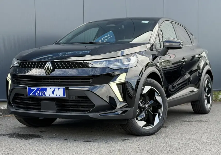Vue 3/4 avant droite du Renault Captur 2026 noir étoilé avec jantes aluminium 18 pouces Black Hole.