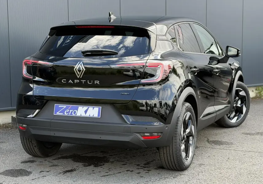 Vue 3/4 arrière droite du Renault Captur noir étoilé avec feux LED et jantes aluminium 18 pouces Black Hole.