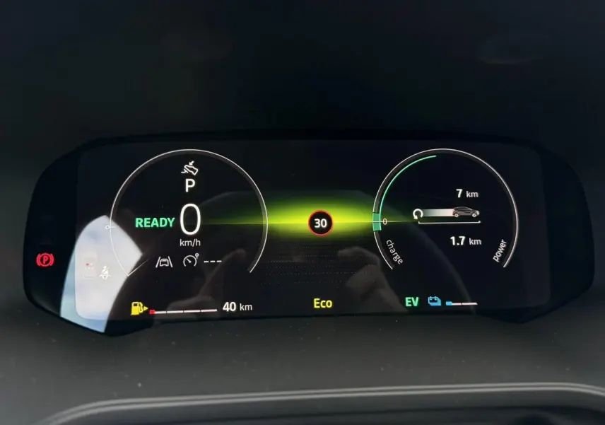 Tableau de bord numérique du Renault Captur hybride affichant la vitesse, autonomie et mode Eco en vue frontale.