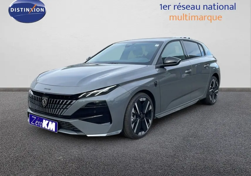 Peugeot 308 hybride gris Selenium métal vue 3/4 avant droit avec calandre distinctive et jantes noires.