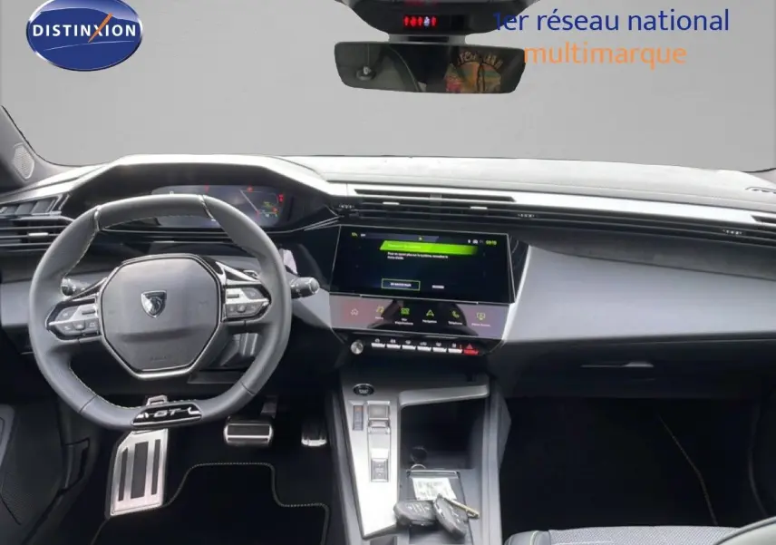 Vue intérieure du poste de conduite de la Peugeot 308 gris selenium, avec volant multifonction et écran tactile central.