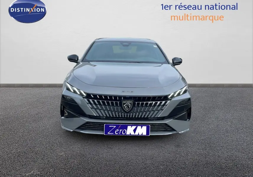 Vue avant d'une Peugeot 308 gris selenium métal, mettant en valeur sa calandre distinctive et ses phares LED fins.