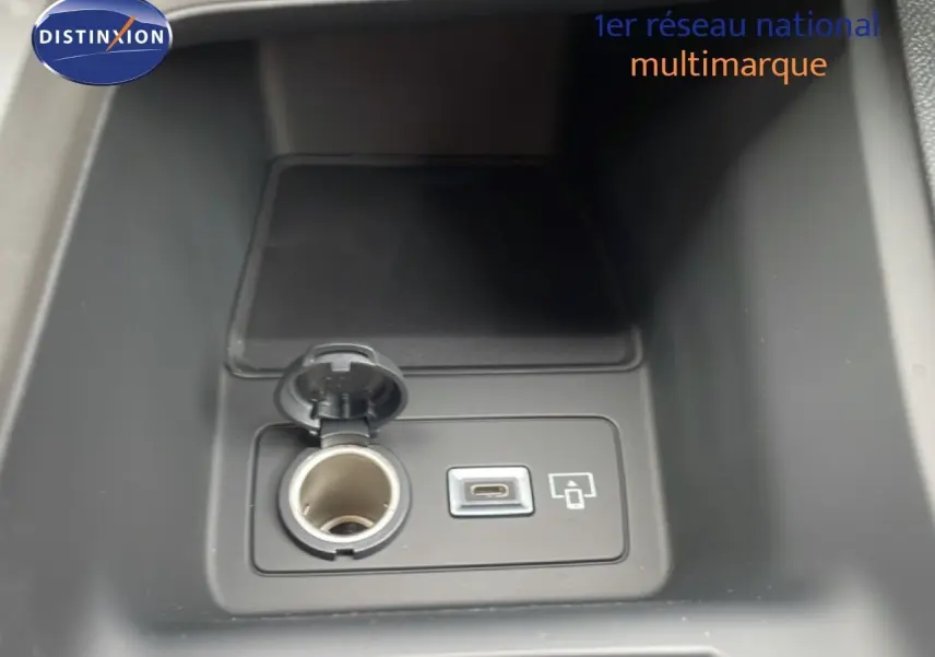 Prise allume-cigare et port USB-C dans la console centrale d'une Peugeot 308 gris selenium hybride 2026.