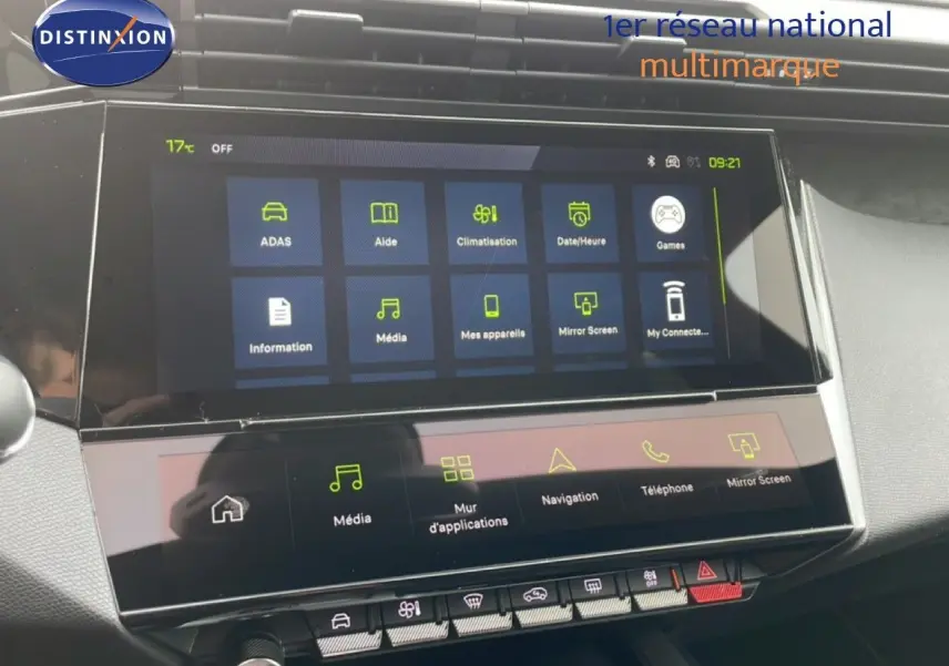Écran tactile central de la Peugeot 308 gris Selenium, affichant les menus multimédias et de navigation.