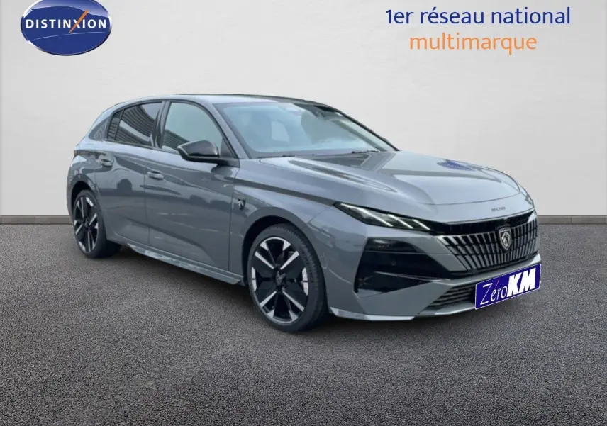 Peugeot 308 gris selenium métal en 3/4 avant droit, avec calandre noire et jantes alliage distinctives.