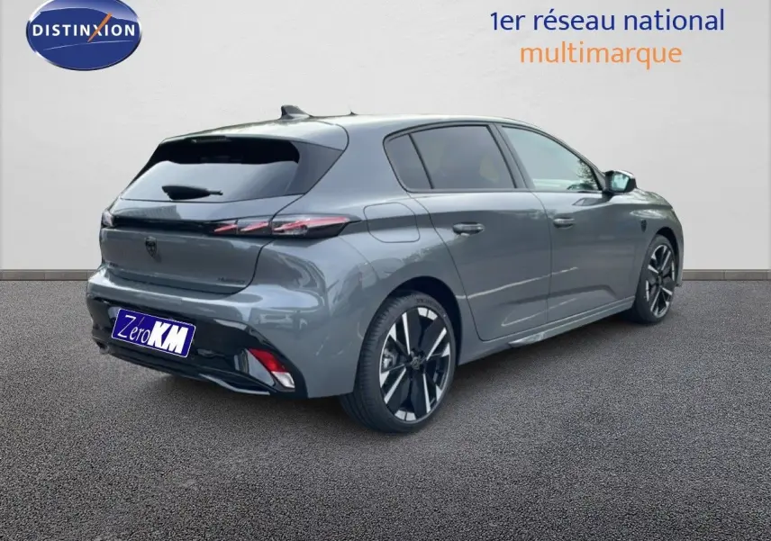 Peugeot 308 gris Selenium métal en 3/4 arrière droit, avec jantes alliage noires et feux arrière LED distinctifs.
