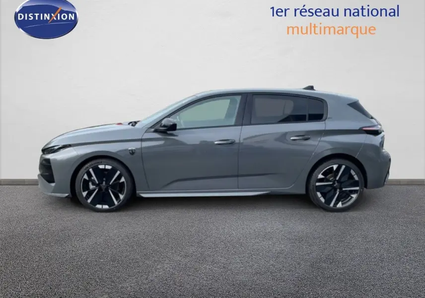 Profil côté gauche d'une Peugeot 308 1.2 Hybrid 145ch GT gris selenium metal avec jantes noires et grises.